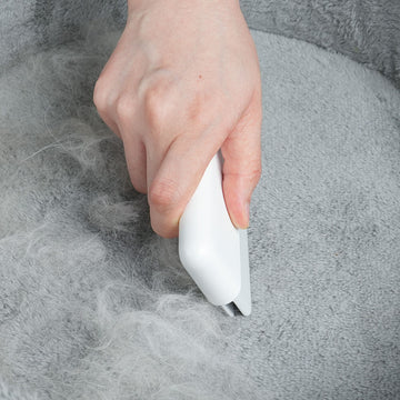 use aumuca hair remover to clean cat hair-2.jpg__PID:4ddd8d7b-2a87-4087-b59a-531410db7106